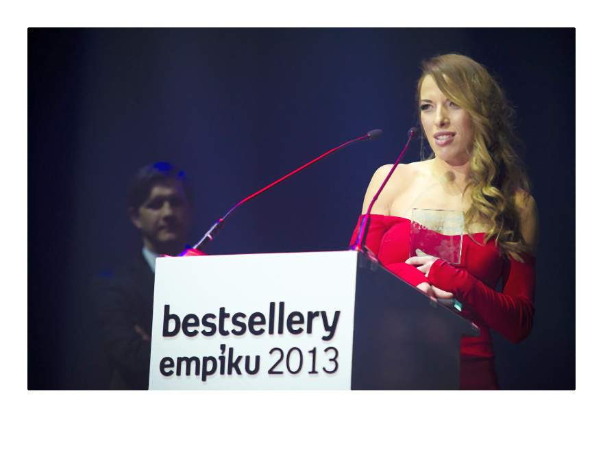 Ewa Chodakowska odbiera nagrodę w kategorii poradnik (2)-006-2014-02-06 _ 14_58_12-75