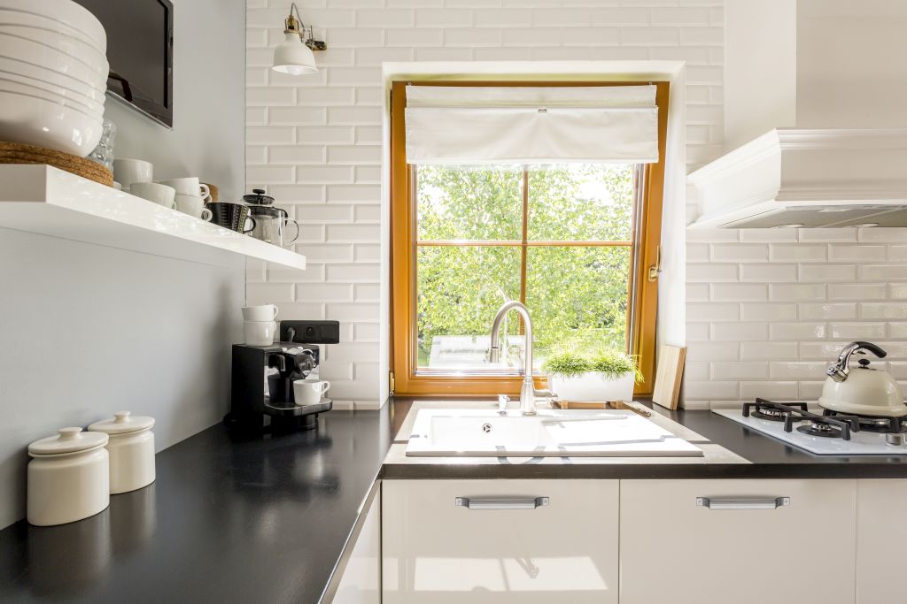 White brick kitchen Remont na chwilę. Sprawdź pięć sposobów na odświeżenie wynajmowanego mieszkania