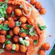Orientalna pizza z hummusem i cieciorką