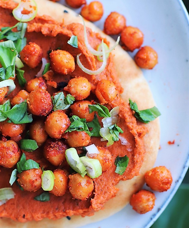 Orientalna pizza z hummusem i cieciorką