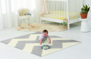 Mata Playspot Grey Cream GEO Skip Hop-1 Jak przygotować bezpieczną przestrzeń dla dziecka?