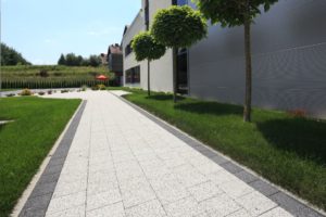 Polbruk_Napoli_płukany(1) Gładka czy płukana? Jaką kostkę wybrać na nawierzchnię? Wielkość, kolor, grubość, kształt, styl i zastosowanie