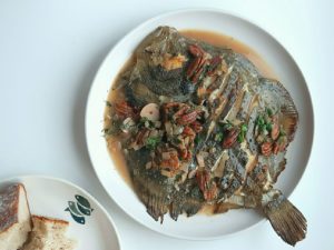 Turbot Bałtycki smażony w sosie własnym z orzechami pekan, cebulą, czosnkiem, dymką i koperkiem – PanTasak 20 marca, obchodzony jako Międzynarodowy Dzień Bez Mięsa (Meatout Day) dlatego pora na: Turbot w roli głównej – ryba, której się nie oprzesz