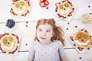 A,Cute,Little,Girl,Lying,Next,To,Some,Pancakes Metoda BLW coraz popularniejsza wśród mam niemowląt – sprawdź pyszne placki na maślance