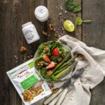 Wiosenna sałatka z truskawkami, szparagami i orzechami włoskimi – Sezon na szparagi czas start!