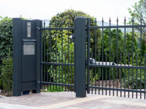 fot. Plast-Met_Systemy_Ogrodzeniowe_Inbud Czy sadzenie roślin przy ogrodzeniu to dobry pomysł? Zielony parkan – czyli jakie rośliny posadzić przy ogrodzeniu