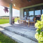 Jak zaprojektować aranżację strefy wejściowej w stylu nowoczesnym? Minimalistyczne, o prostych bryłach, z dużymi powierzchniami przeszklonymi na elewacji – tak prezentuje się większość domów zbudowanych w stylu nowoczesnym