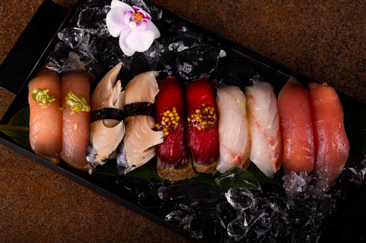 tradycyjna japońska potrawa Jak sushi wspiera kondycję mózgu? Tajemnica długowieczności Japończyków