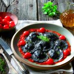 Wyjątkowe przepisy na dania z wykorzystaniem czarnego koloru.